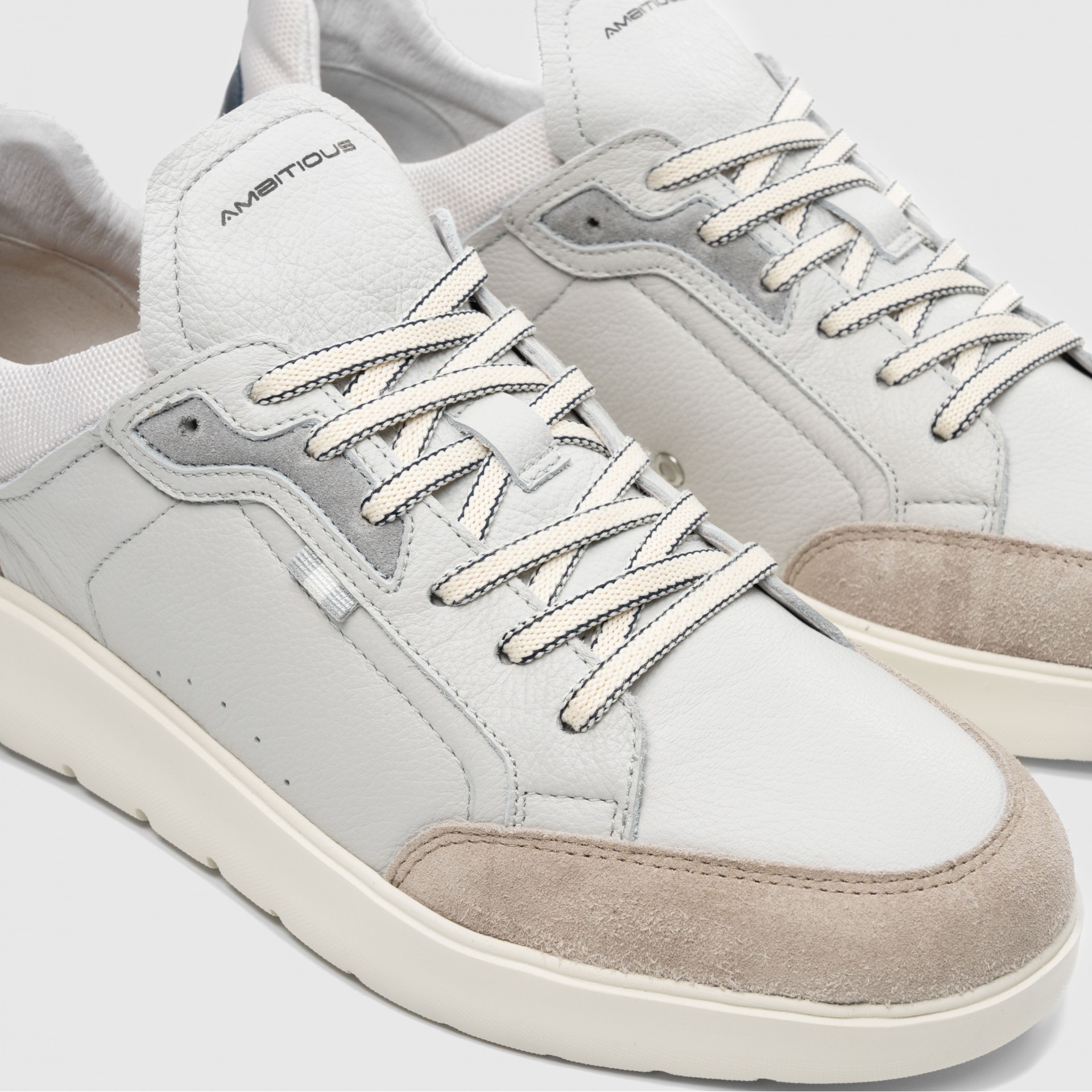 HOVER Comfort Sneaker