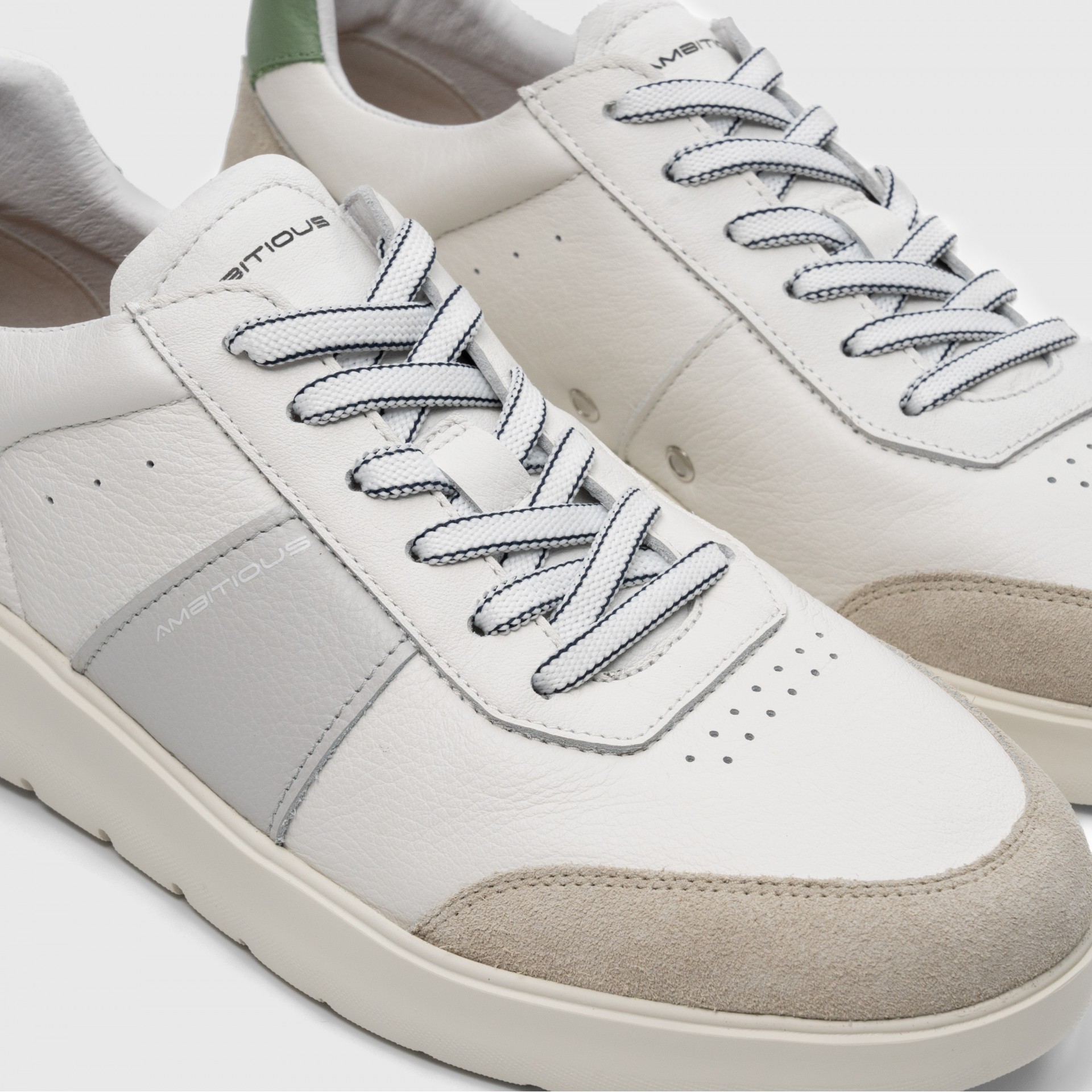 HOVER Comfort Sneaker