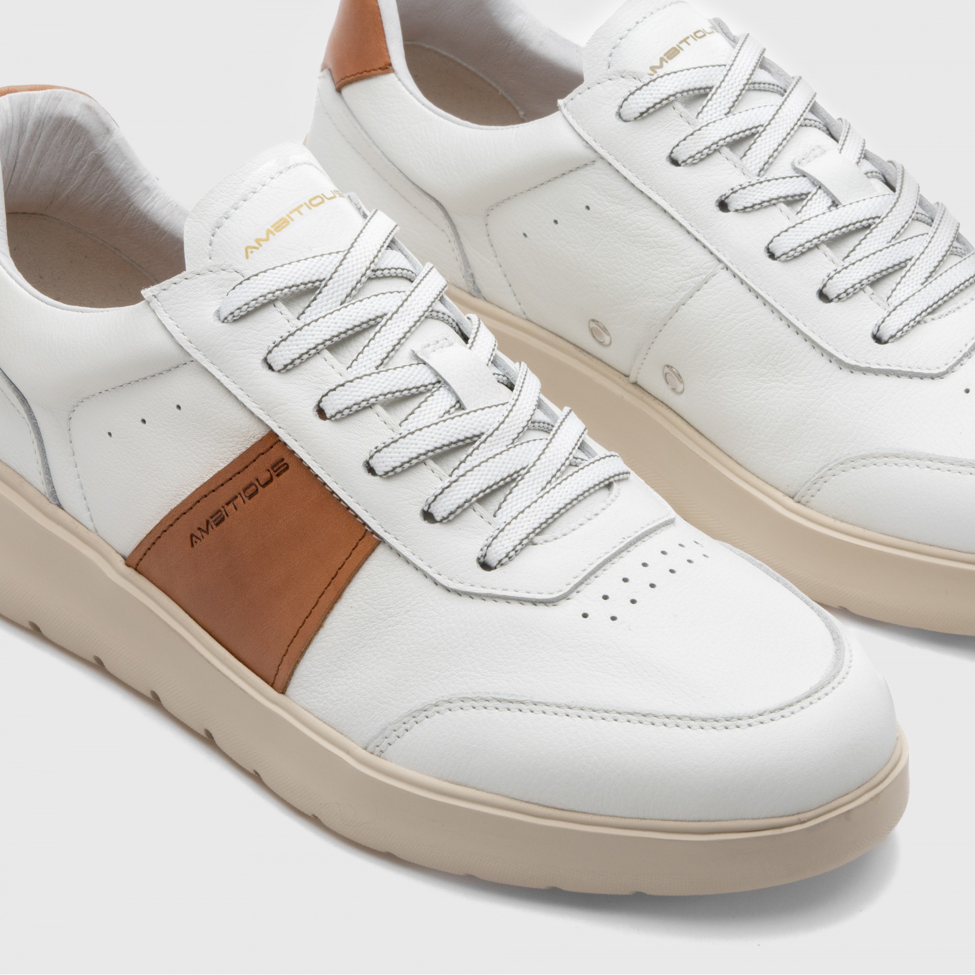 HOVER Comfort Sneaker