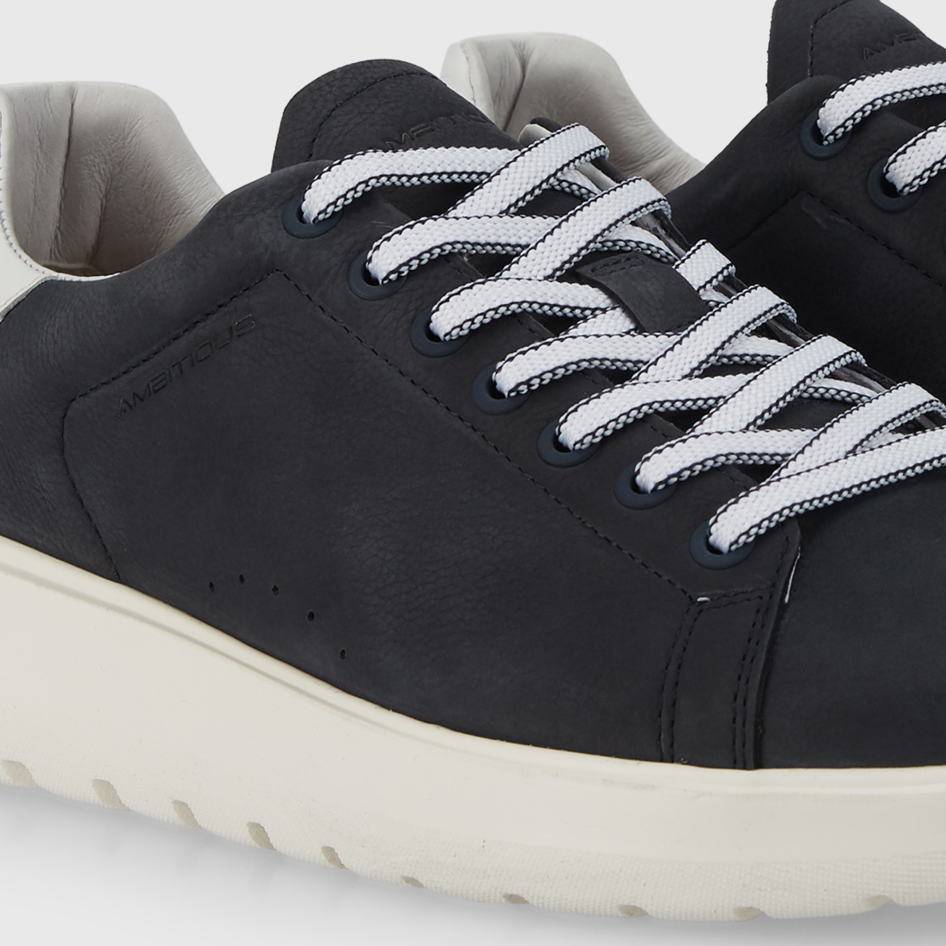 HOVER Comfort Sneaker