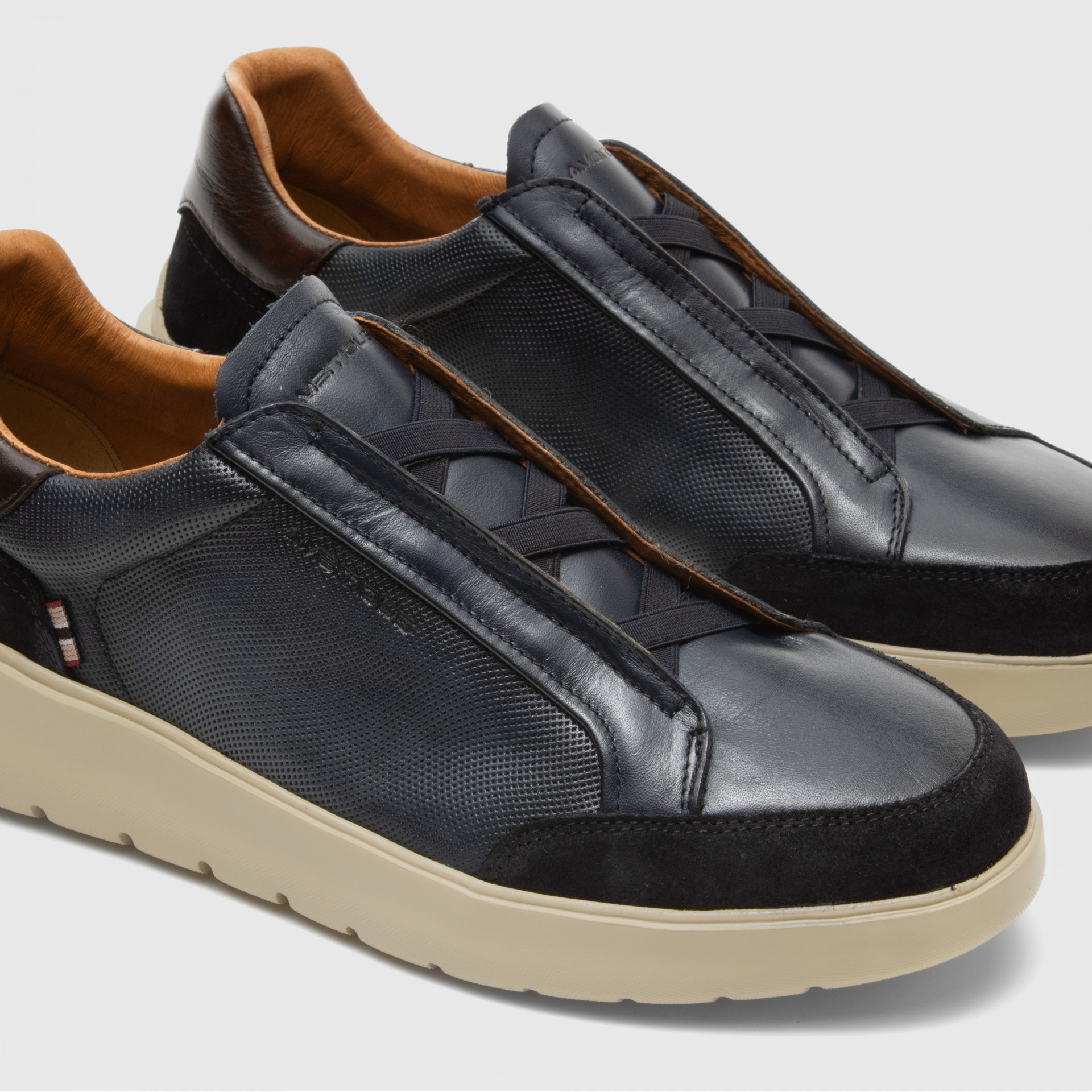 HOVER Slip-on Sneaker