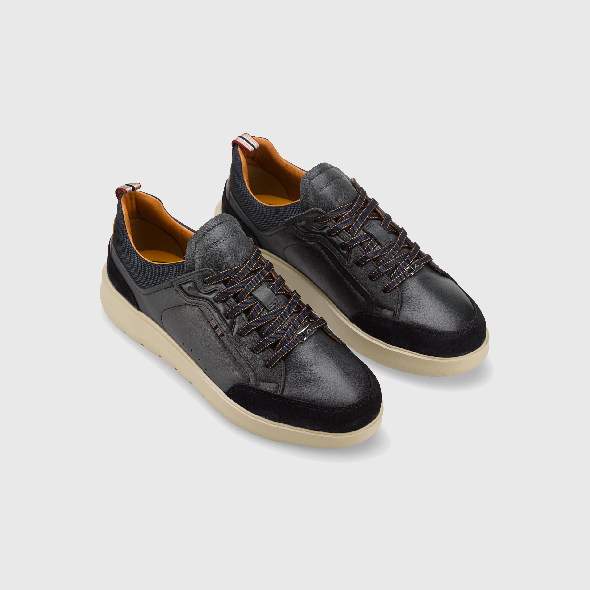 HOVER Comfort Sneaker