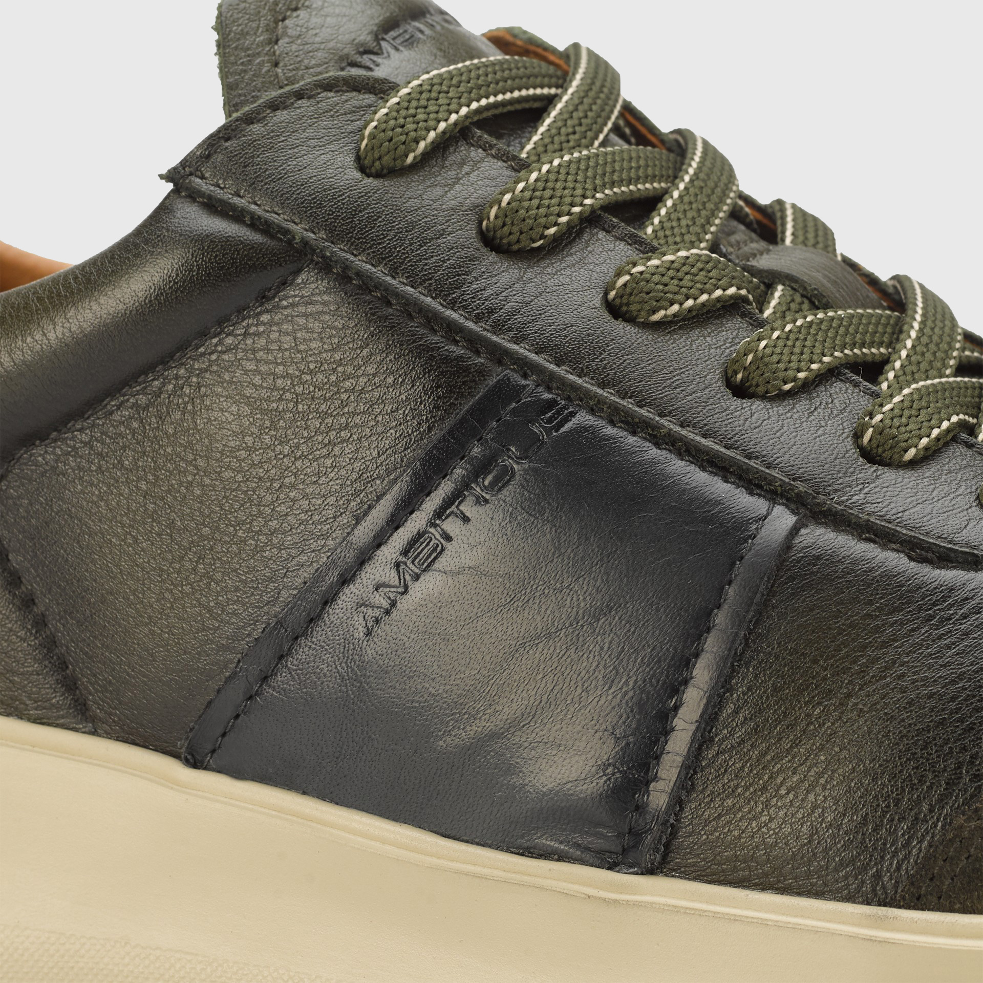 HOVER Comfort Sneaker