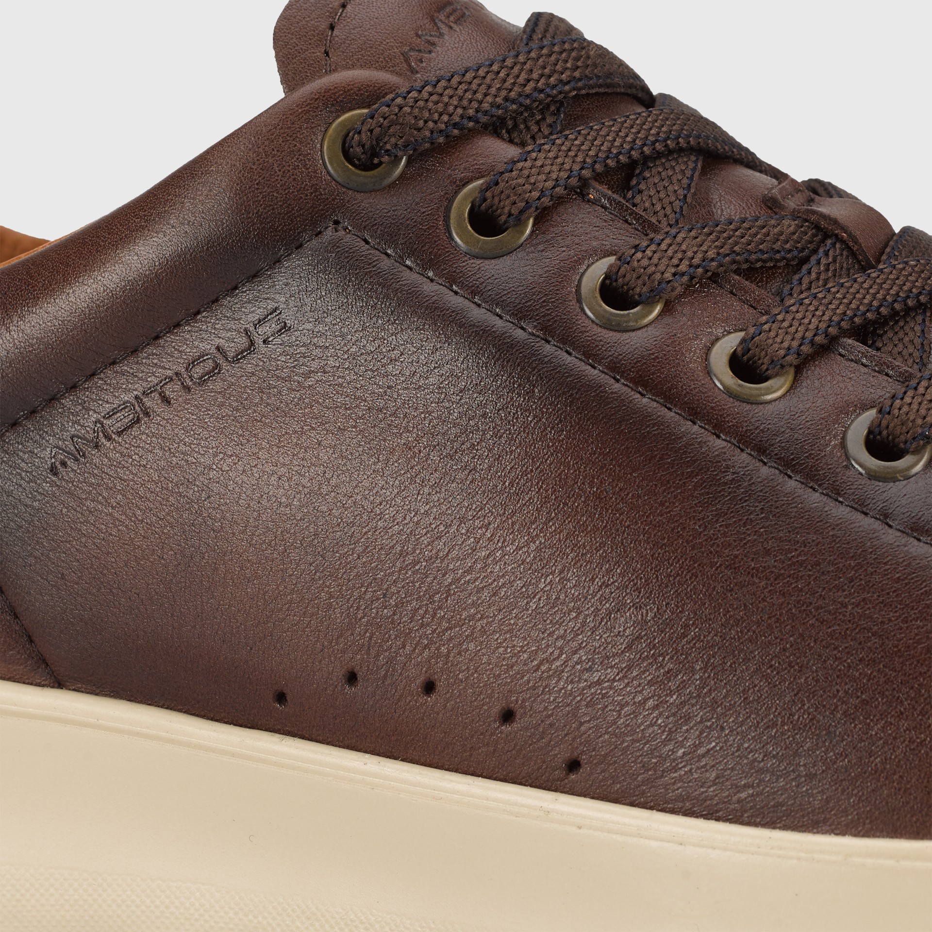 HOVER Comfort Sneaker