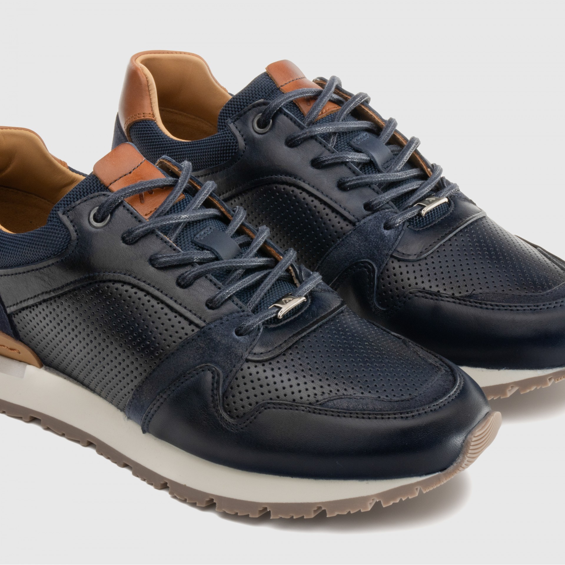 VINCE Classic Runner