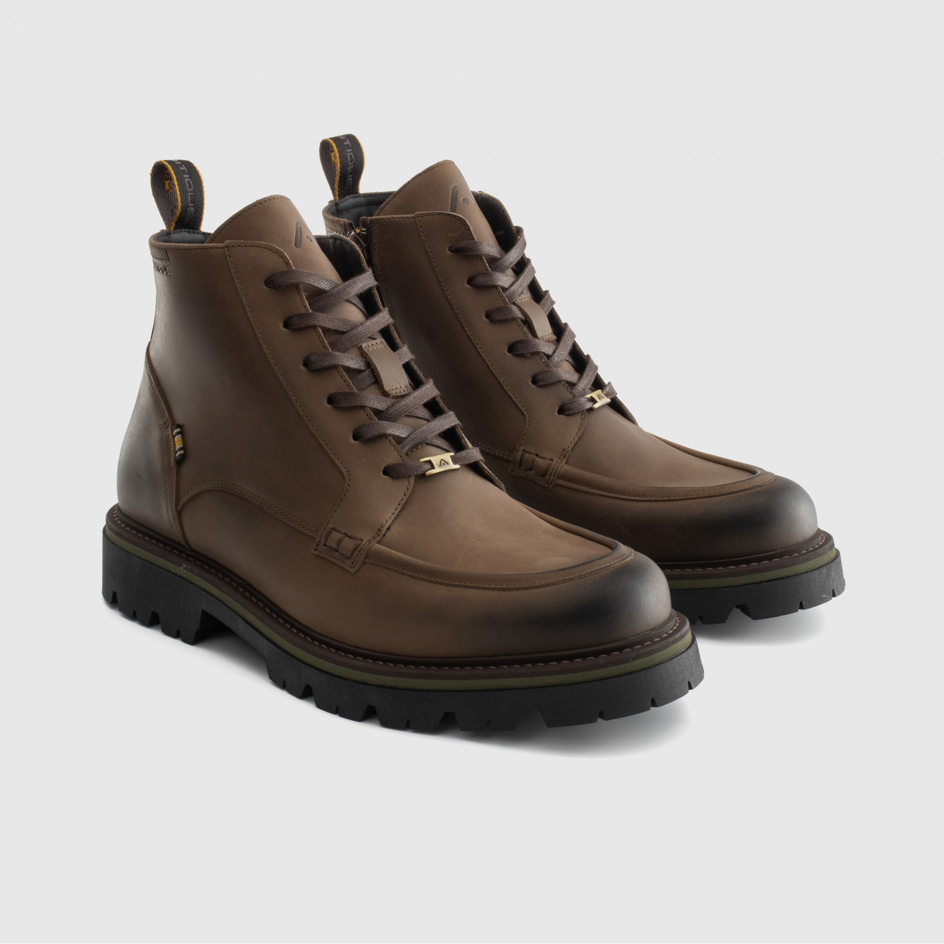 VET Lace-Up Warm Boot