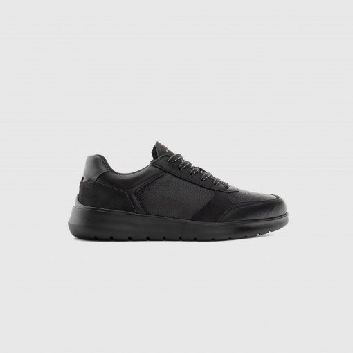 HOVER Comfort Sneaker