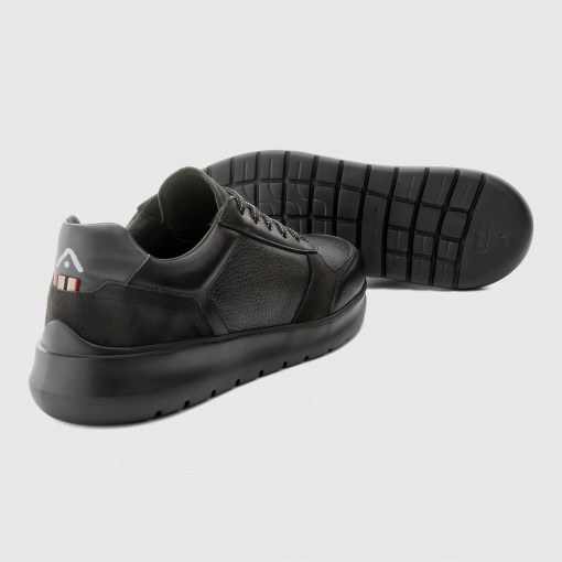 HOVER Comfort Sneaker