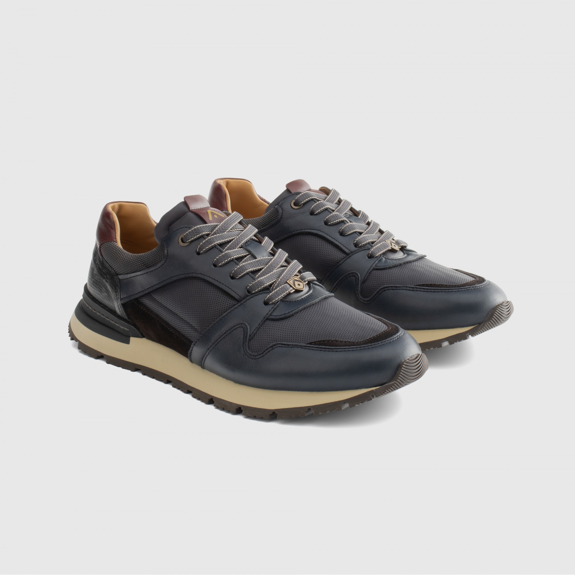 VINCE Classic Runner