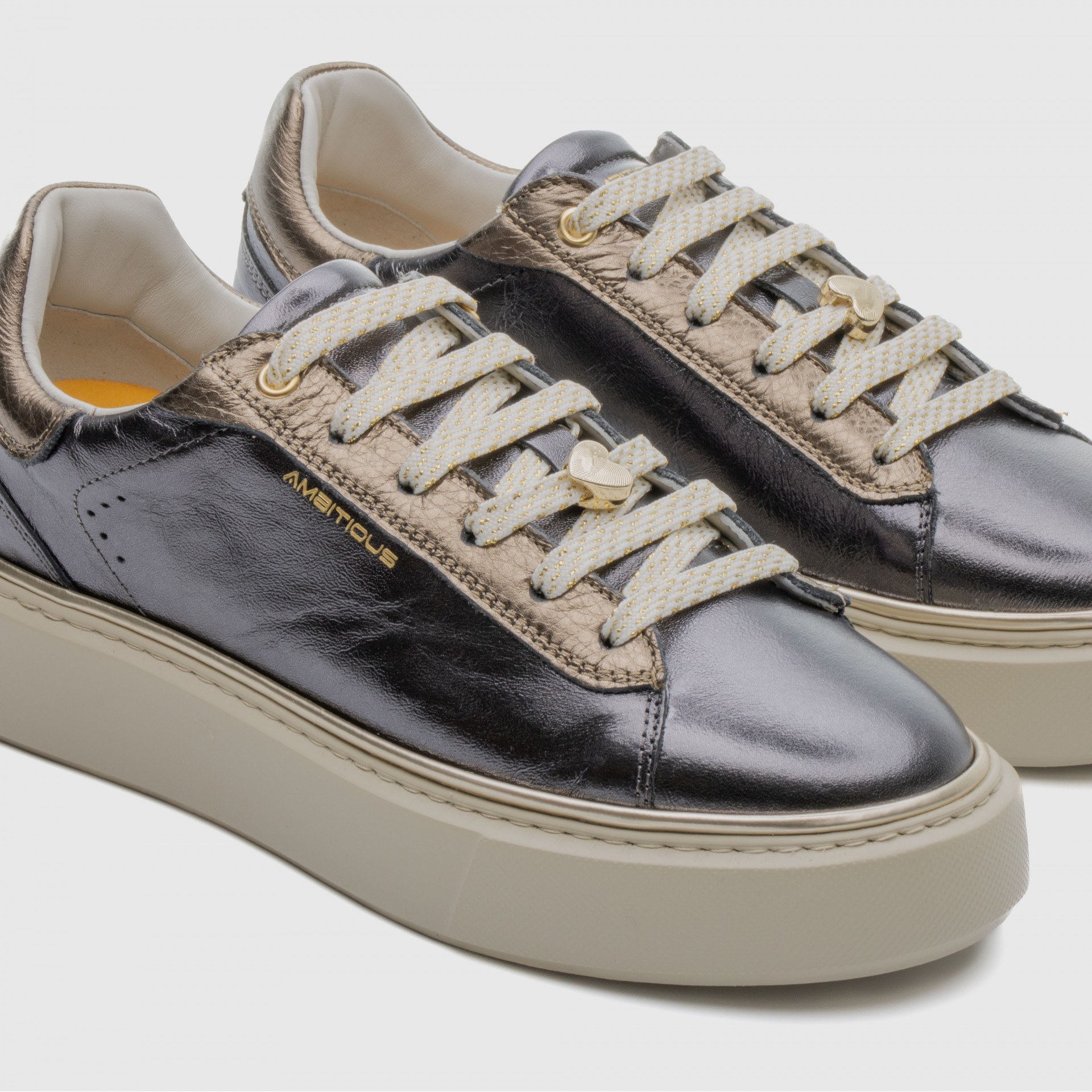 Bozelady Low-Top Sneaker