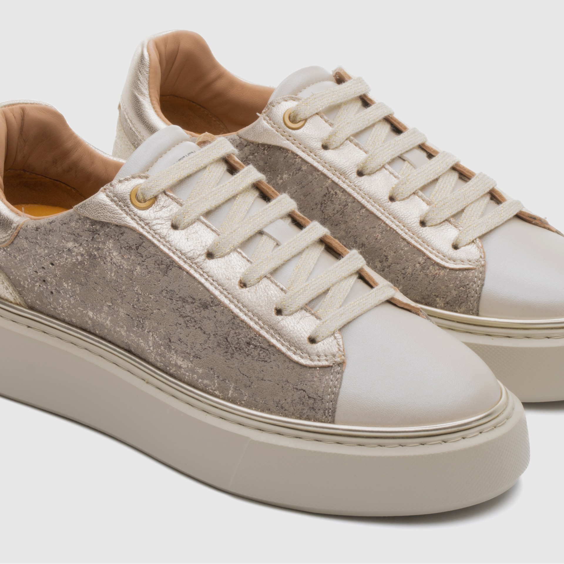 Bozelady Low-Top Sneaker