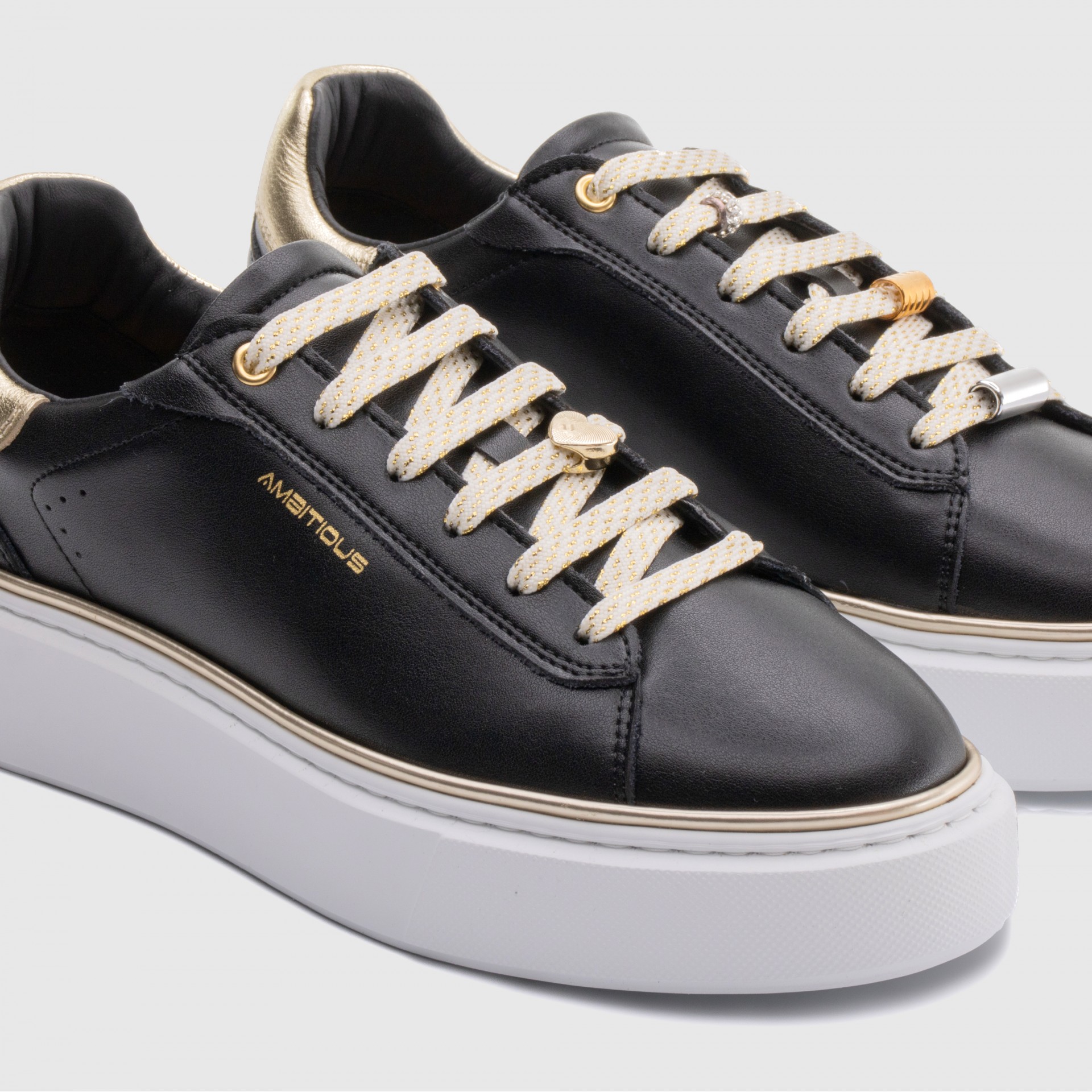 Bozelady Low-Top Sneaker