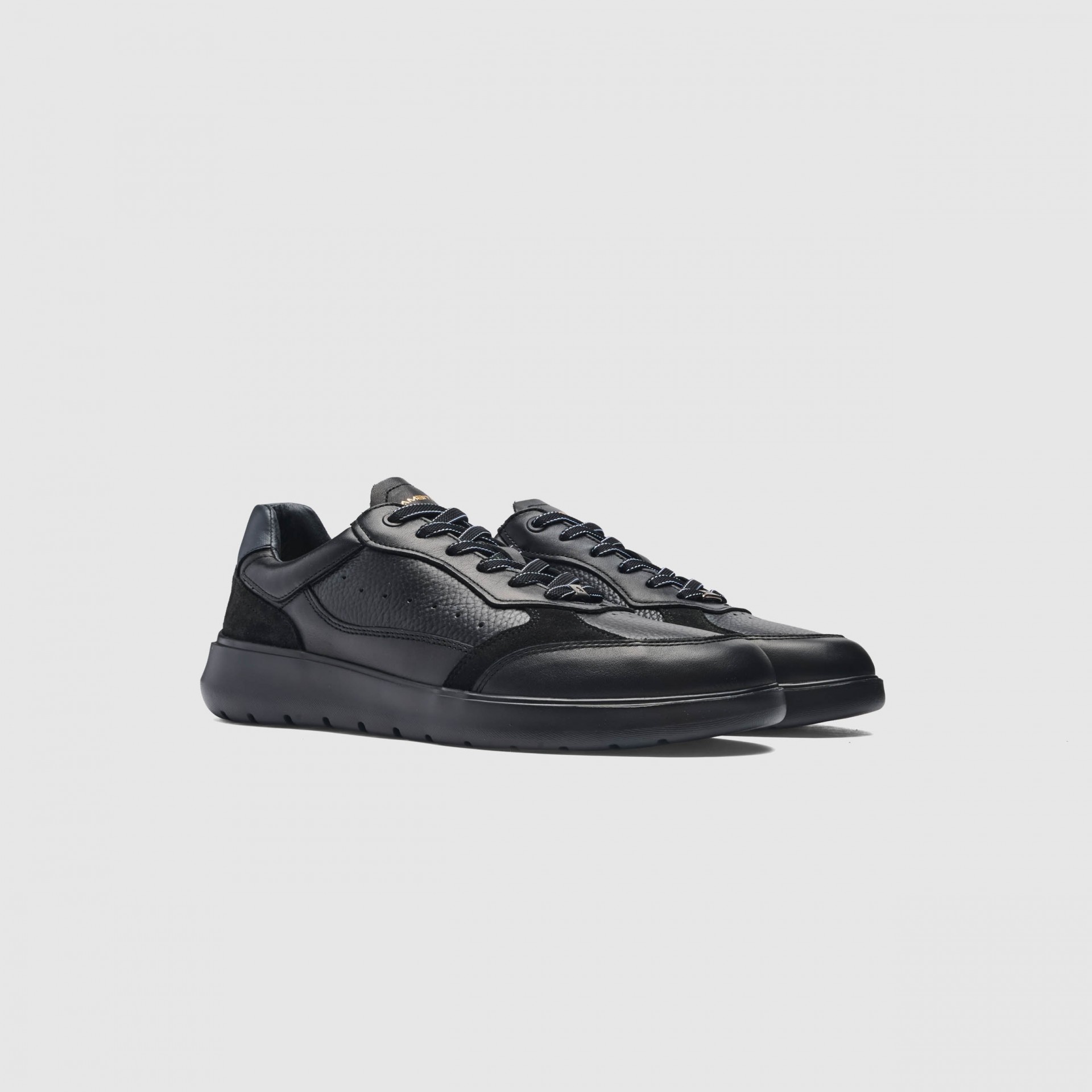 HOVER Comfort Sneaker