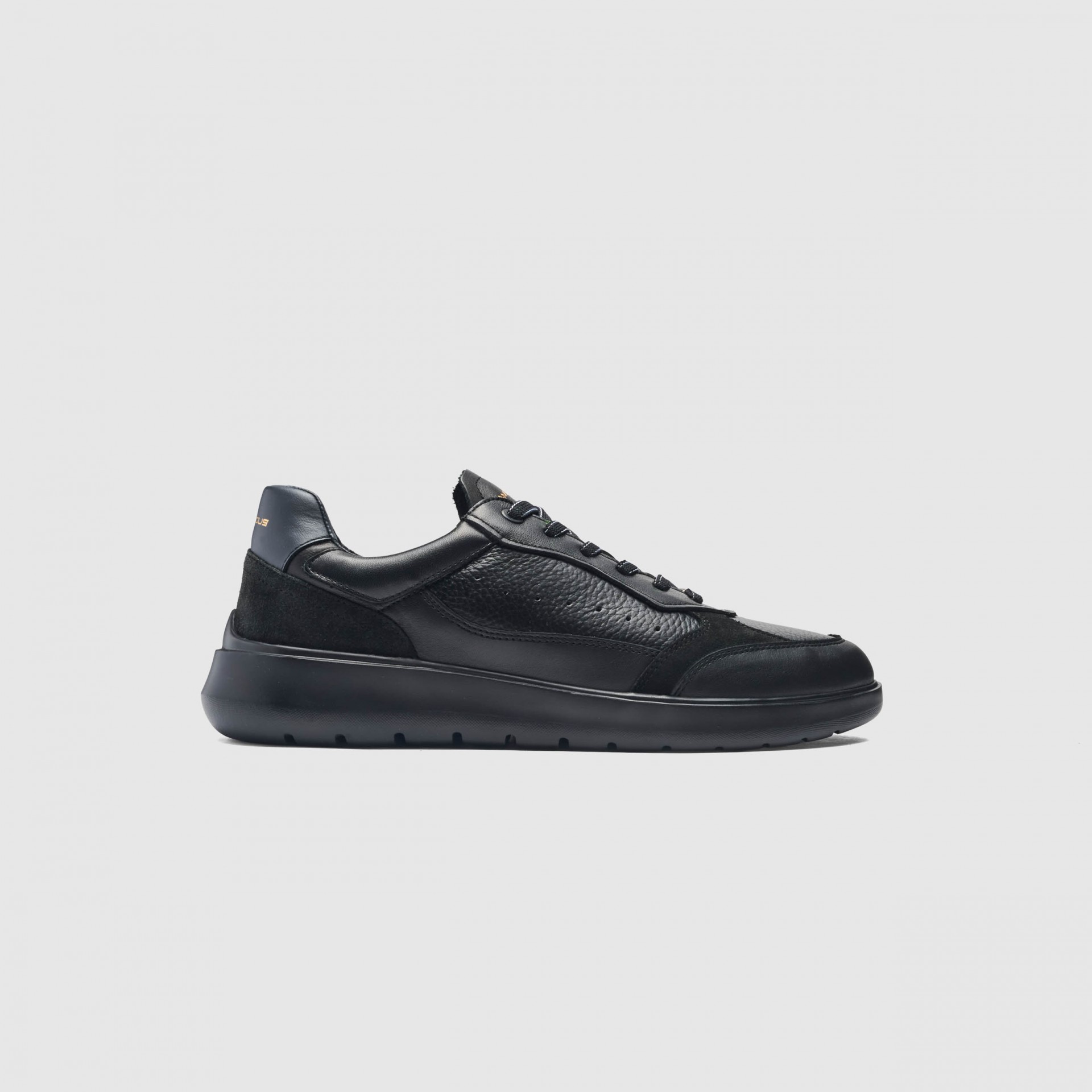 HOVER Comfort Sneaker