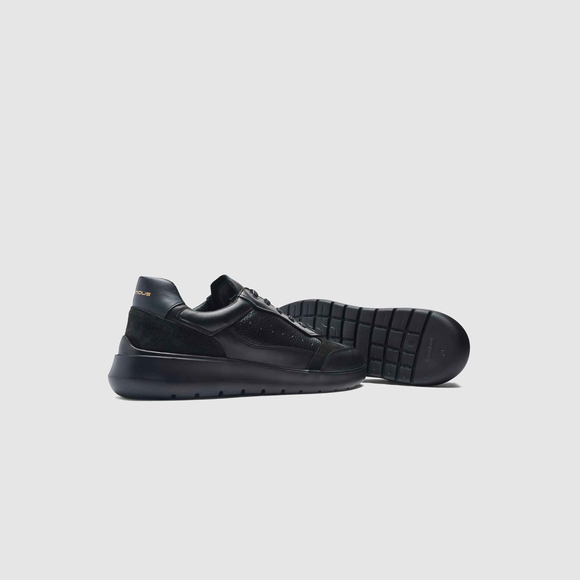 HOVER Comfort Sneaker